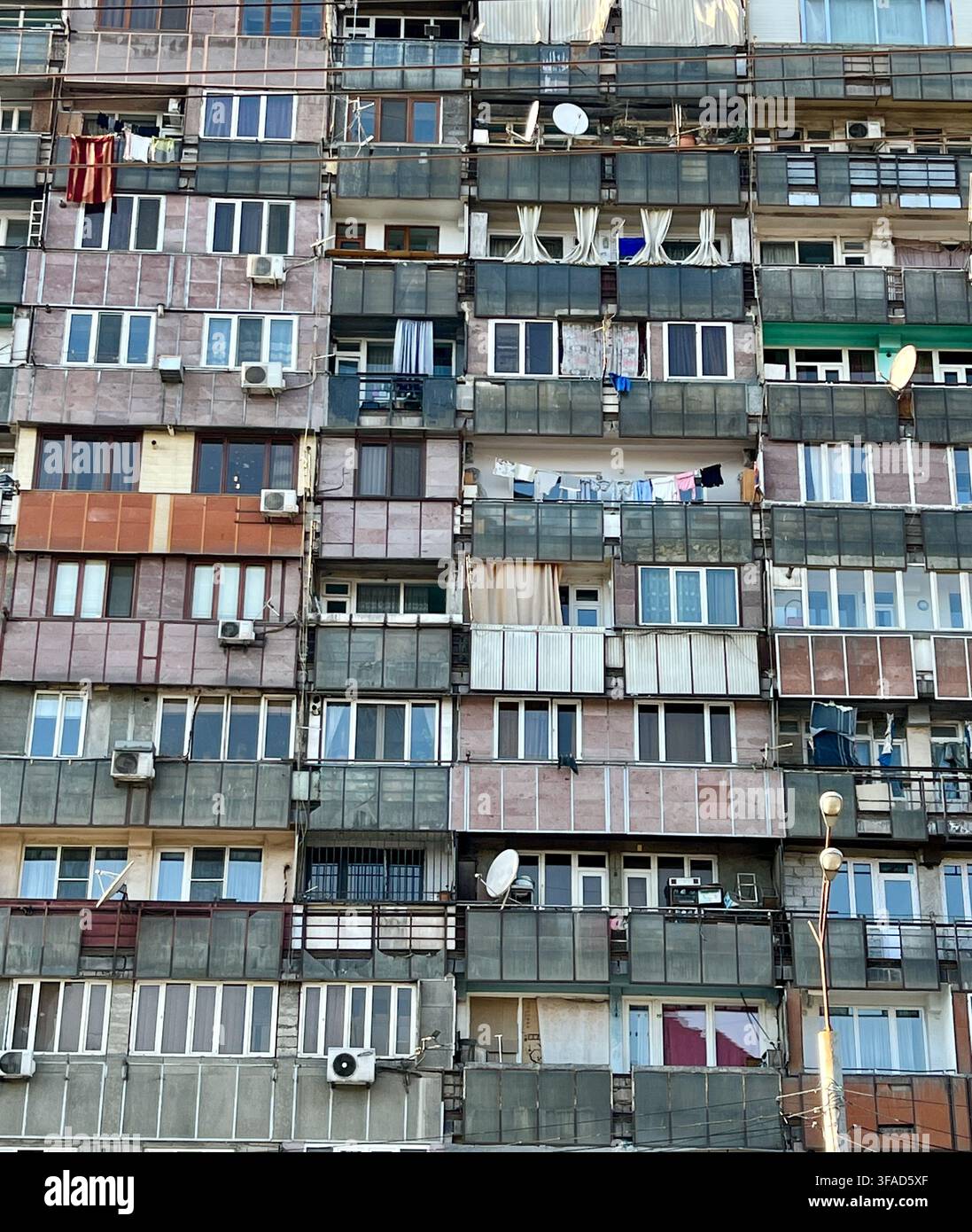Immeuble d'appartements d'époque soviétique dans la rue Agatangeghos à Erevan, Arménie Banque D'Images
