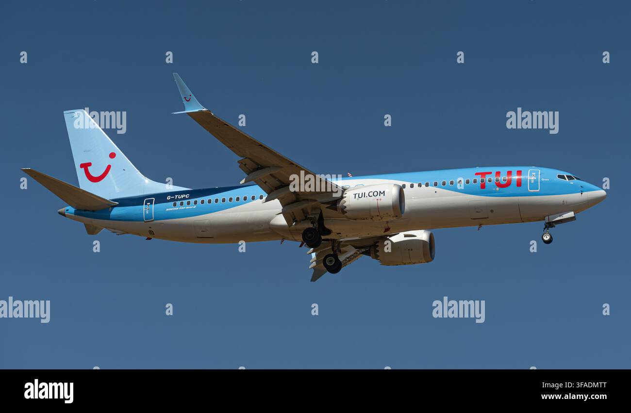 Boeing 737-8 MAX de TUI atterrissant à l'aéroport d'East Midlands. Banque D'Images