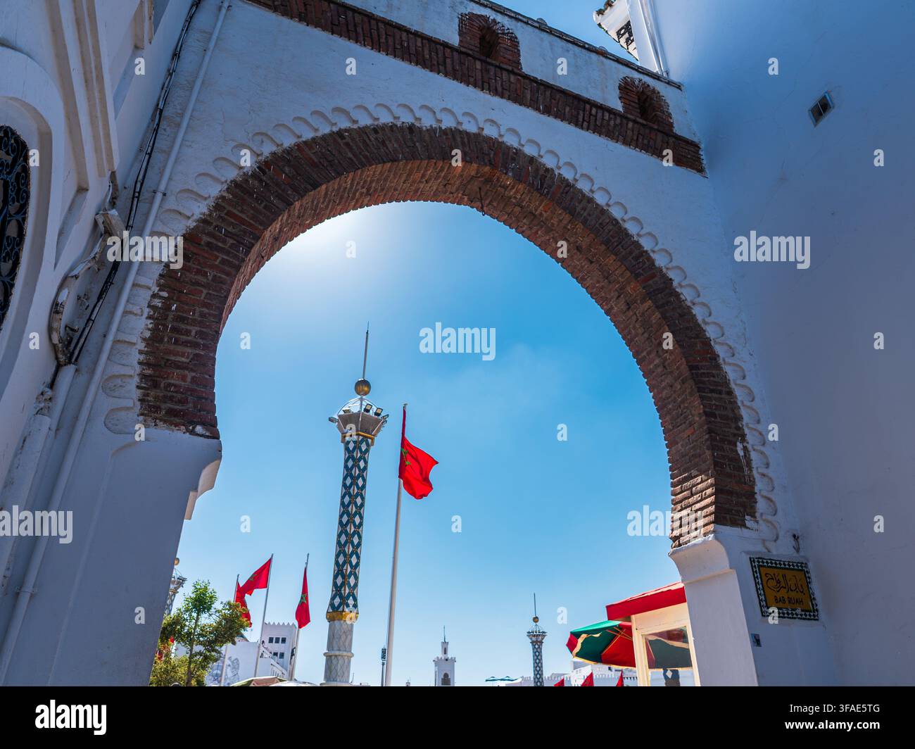 Arche traditionnelle mauresque en pierre de Bab Rouah menant à l'ancienne médina de Tétouan, au Maroc. Banque D'Images