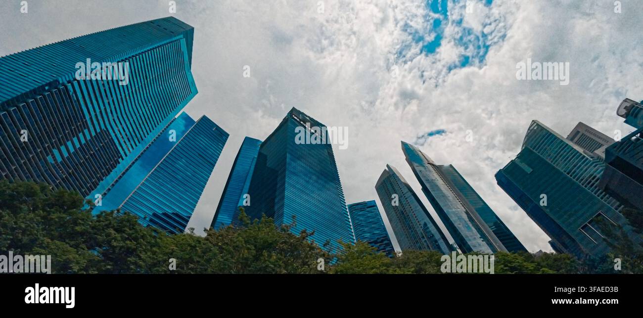 Une vue en contre-plongée des gratte-ciel d'entreprise modernes dans le quartier des affaires centrales de Singapour Banque D'Images