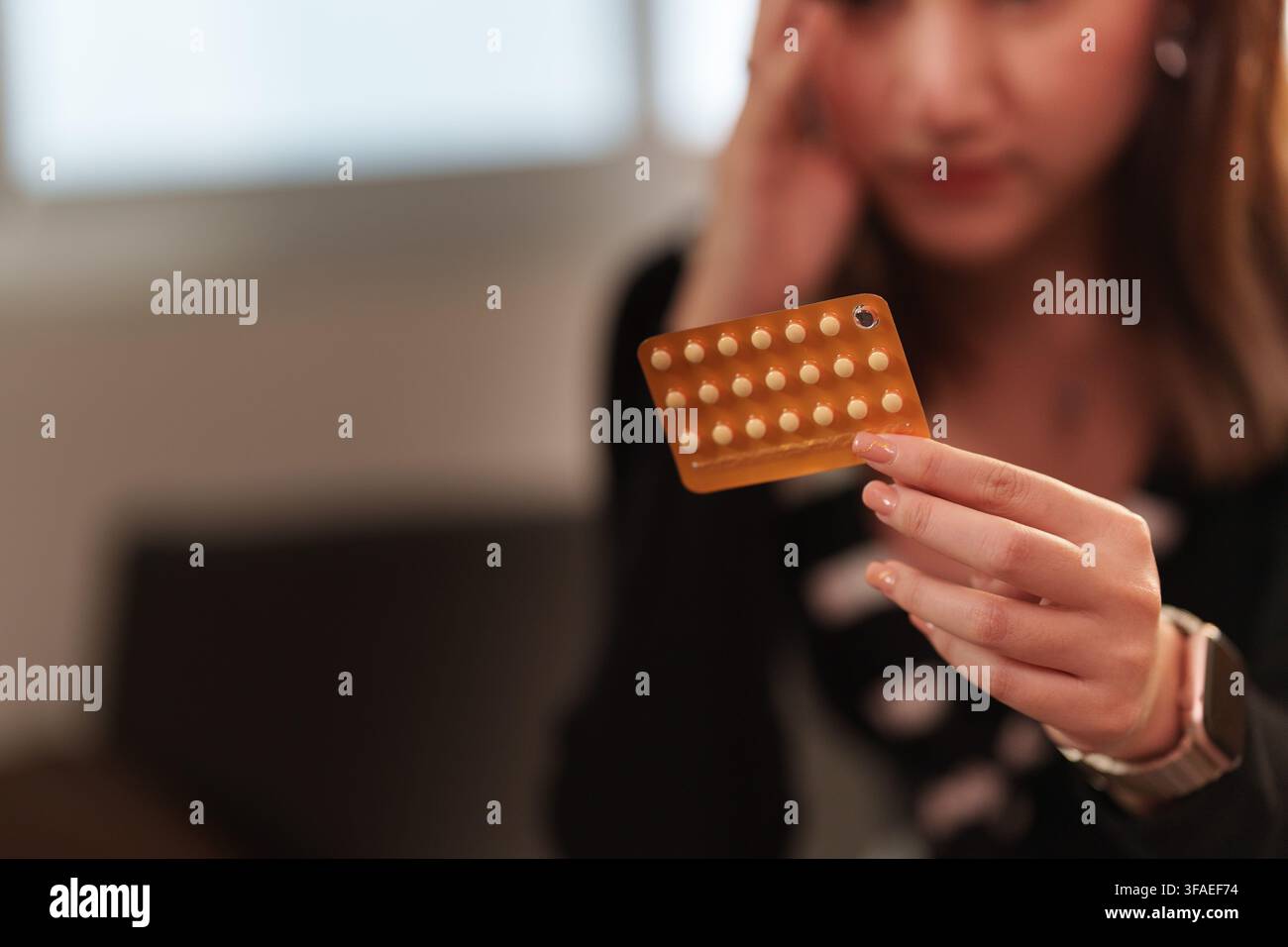Femme tenant un blister de pilules contraceptives pour le contrôle des naissances et les soins de santé reproductive Banque D'Images