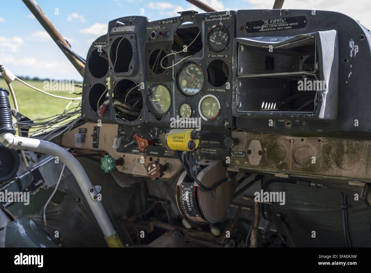 L'ancien cockpit d'un avion avec des instruments cassés et une vue sur l'air libre, cockpit et tableau de bord d'un avion polyvalent de type P Banque D'Images