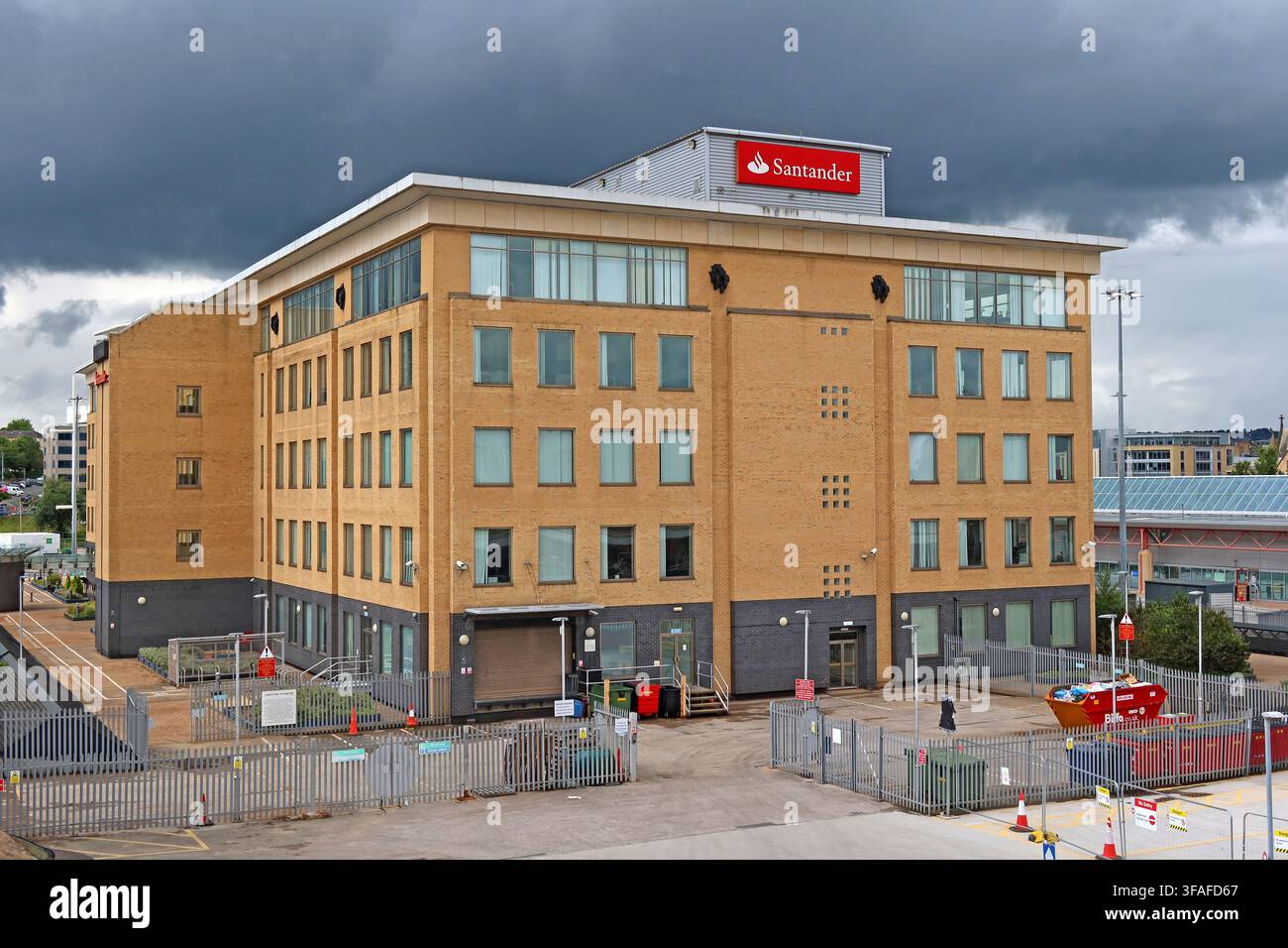 Bâtiment de bureaux de Santander sous des nuages gris au centre-ville de Bradford. Banque D'Images