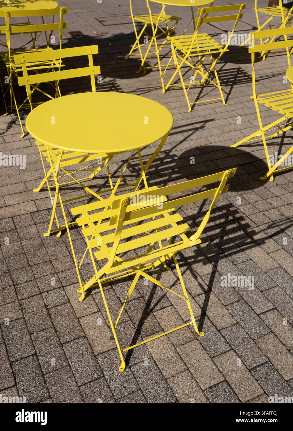 Chaises et tables jaunes devant un café à Stratford-upon-Avon, Warwickshire, Royaume-Uni Banque D'Images