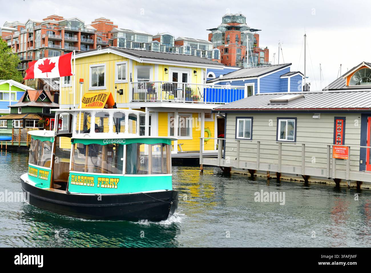 VICTORIA CANADA-6 OCT. 2017 : Maison flottante Village Houseboats Fisherman's Wharf Inner Harbor, Victoria Colombie-Britannique Canada. La zone compte des maisons flottantes Banque D'Images