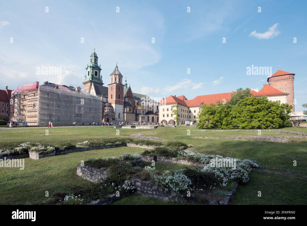 Touristes marchant près du complexe historique de la cathédrale du Wawel et du château royal à Cracovie Banque D'Images