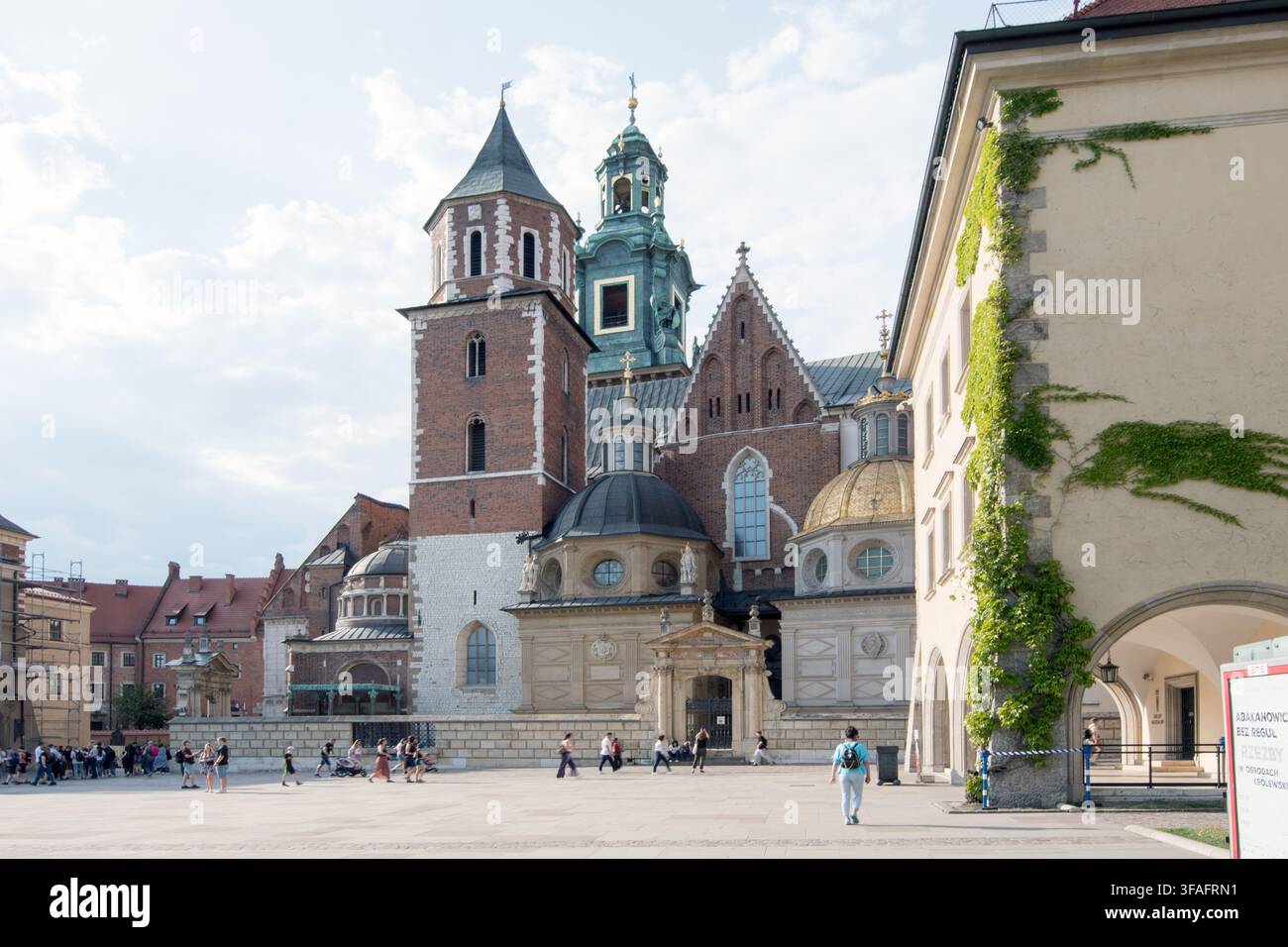 Touristes visitant la cathédrale historique du Wawel sur la colline du Wawel à Cracovie Banque D'Images