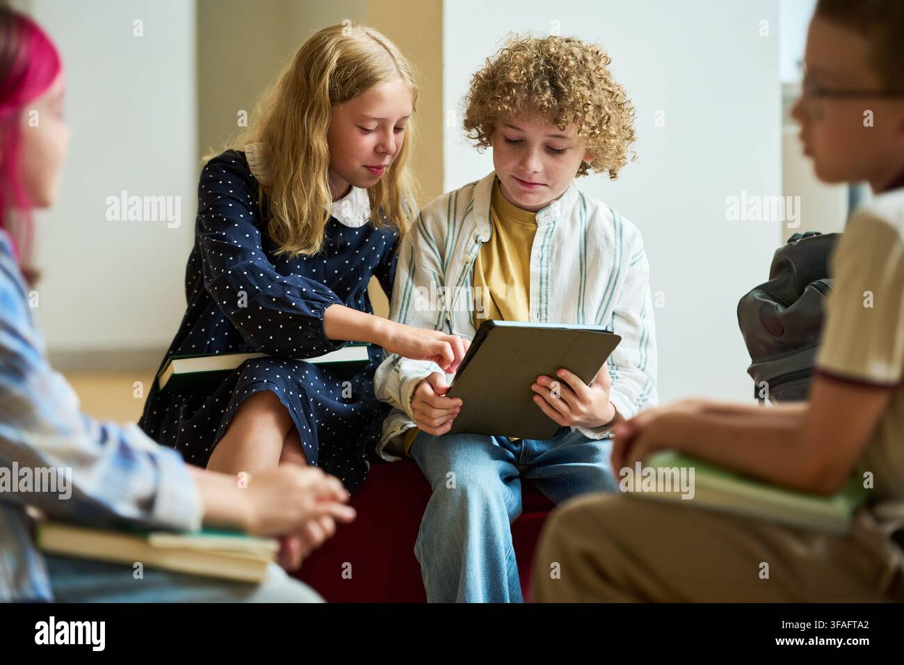 Enfants utilisant une tablette numérique pendant une leçon scolaire interactive Banque D'Images