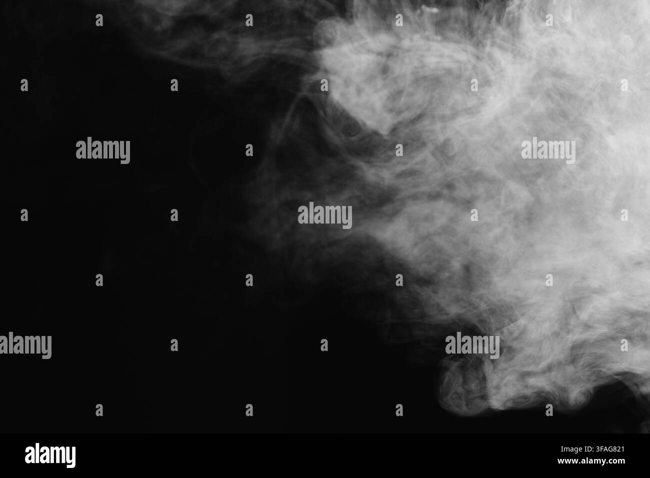 Prise de vue macro abstraite de fumée blanche et de vapeur douce tourbillonnant contre un fond noir uni, créant une texture atmosphérique dramatique et sombre. Banque D'Images