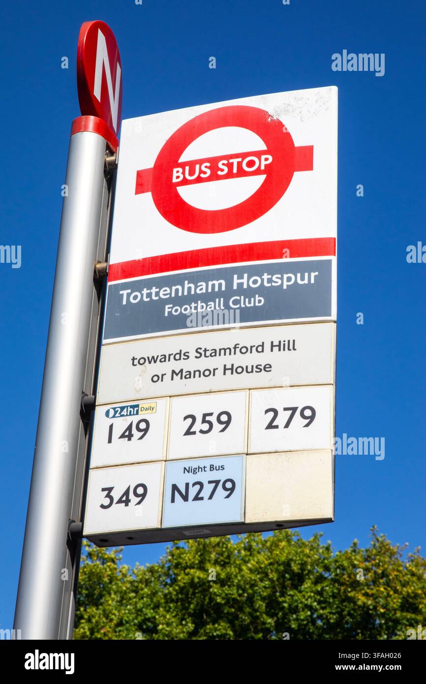 Londres, Royaume-Uni - 12 août 2026 : Un arrêt de bus à l'extérieur du Tottenham Hotspur Stadium dans le nord de Londres, Royaume-Uni. Banque D'Images