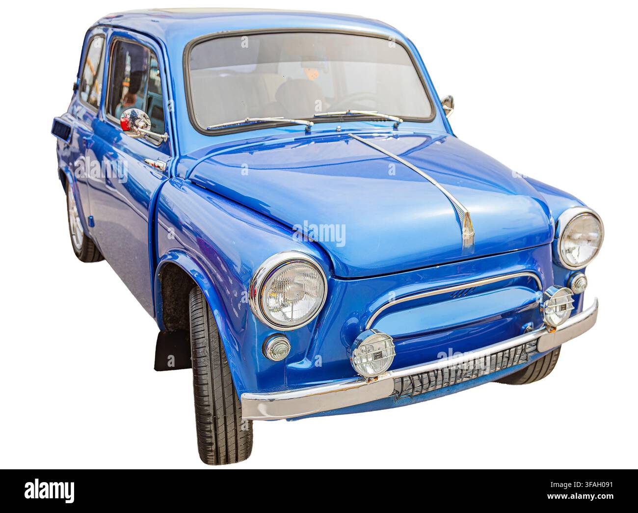 Voiture classique sur fond blanc, peinture bleue vibrante, style vintage, bords arrondis, calandre chromée, phares, feux de brouillard, finition brillante, lisse Banque D'Images