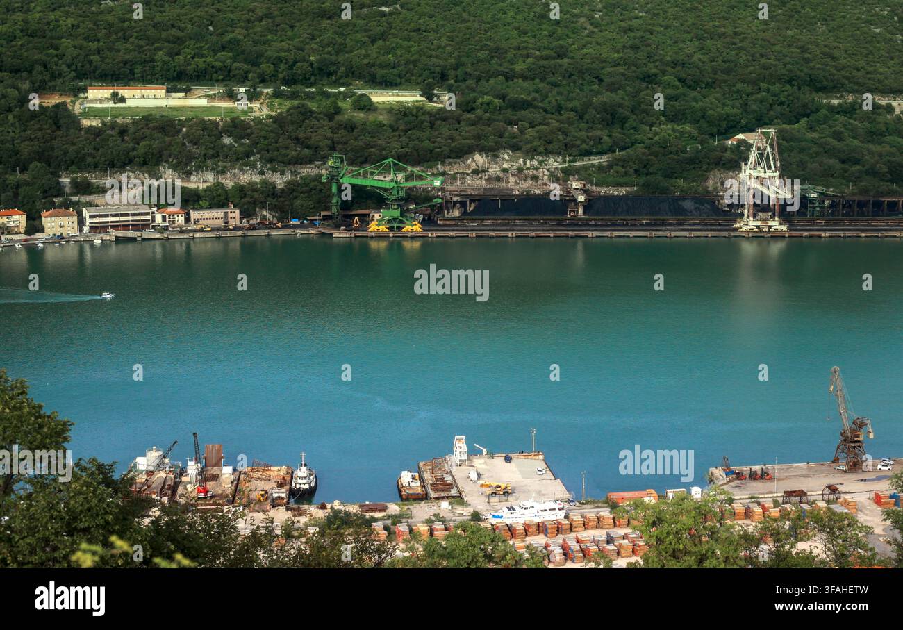 Vue en contre-plongée du port industriel et des terminaux de chargement dans la baie de Bakar, comté de Primorje-Gorski Kotar, Croatie. Banque D'Images