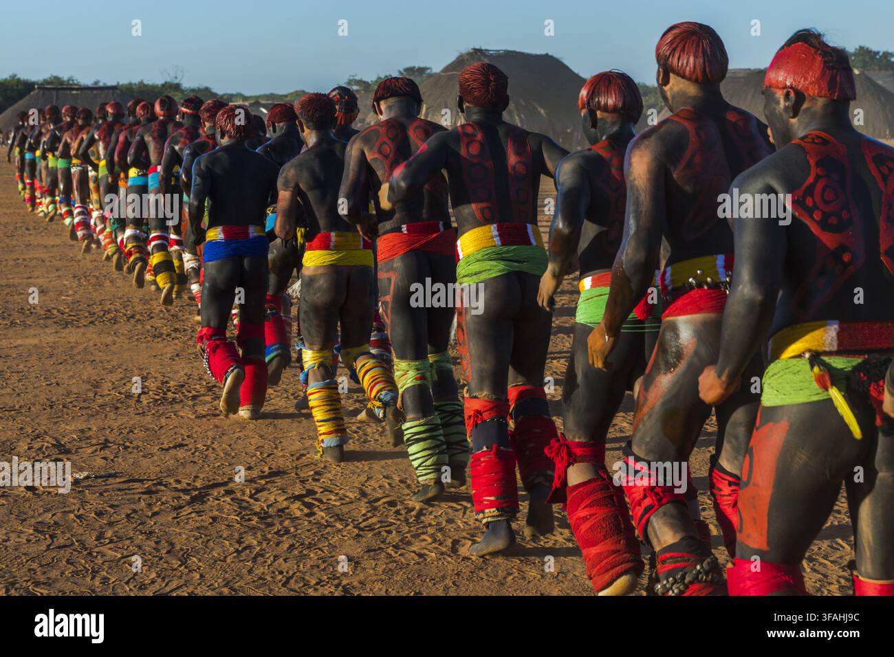 Guerriers indigènes - village d'Afukuri, ethnie Kuikuro - qui disputent le défilé d'arts martiaux Huka-Huka lors de la cérémonie Kuarup - Parc indigène du Xingu Banque D'Images