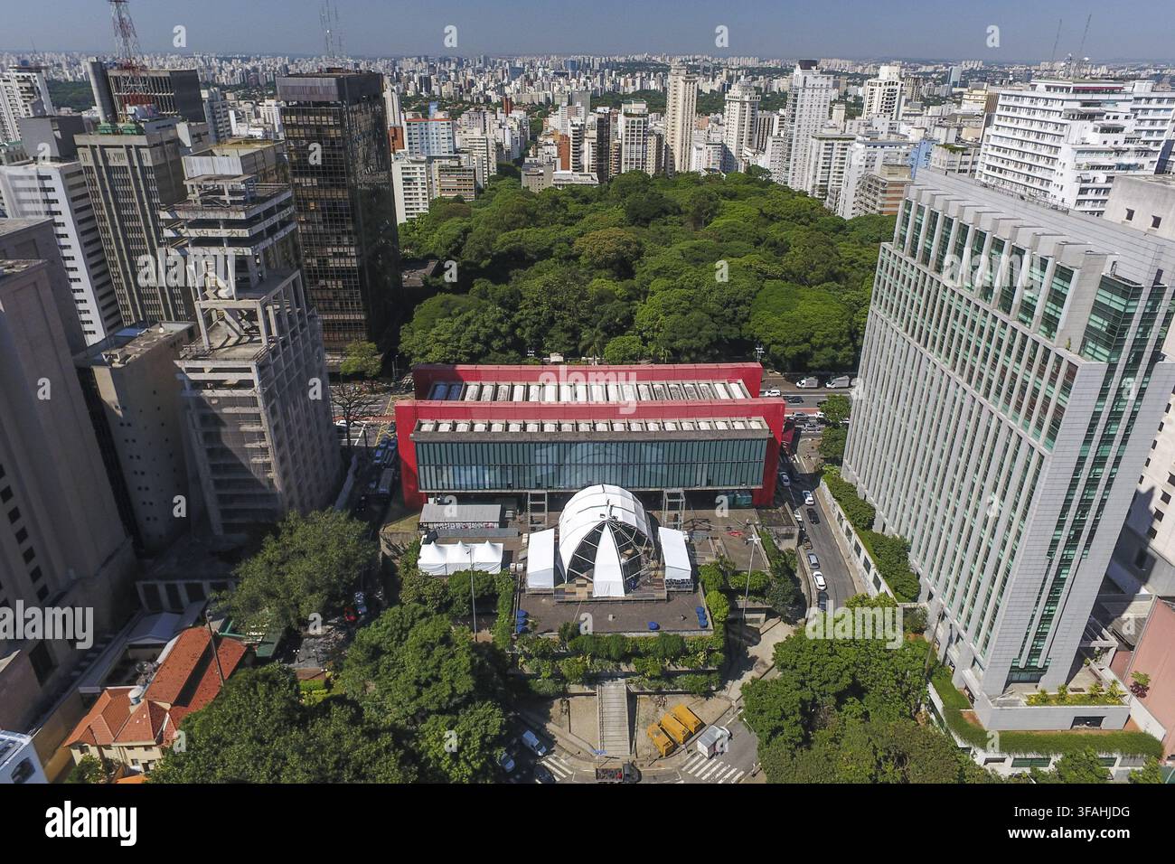 Vue en tambour du musée d'art MASP de São Paulo, projet Assis Chateaubriand de Lina Bo Bardi en 1968 - quartier Bela Vista - à l'arrière-plan le parc Tenente Siqueira Campos ou parc Trianon, projet de Paul Villon inauguré en 1892 - patrimoine historique de l'État Banque D'Images