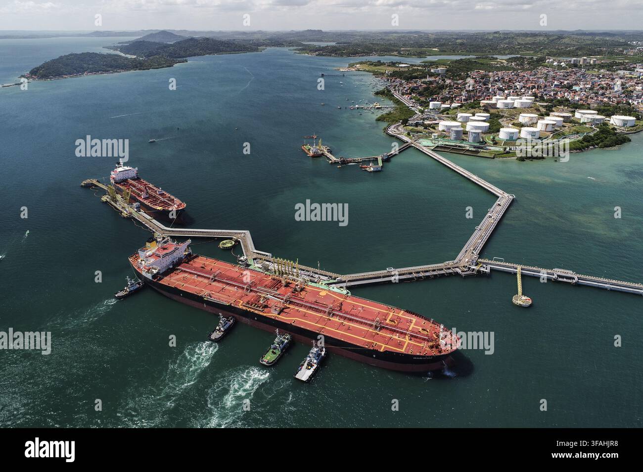 Vue par drone du pétrolier au terminal maritime Madre de Deus de la raffinerie Landulpho Alves-Mataripe - Recôncavo Baiano - ouverte en 1950 Banque D'Images