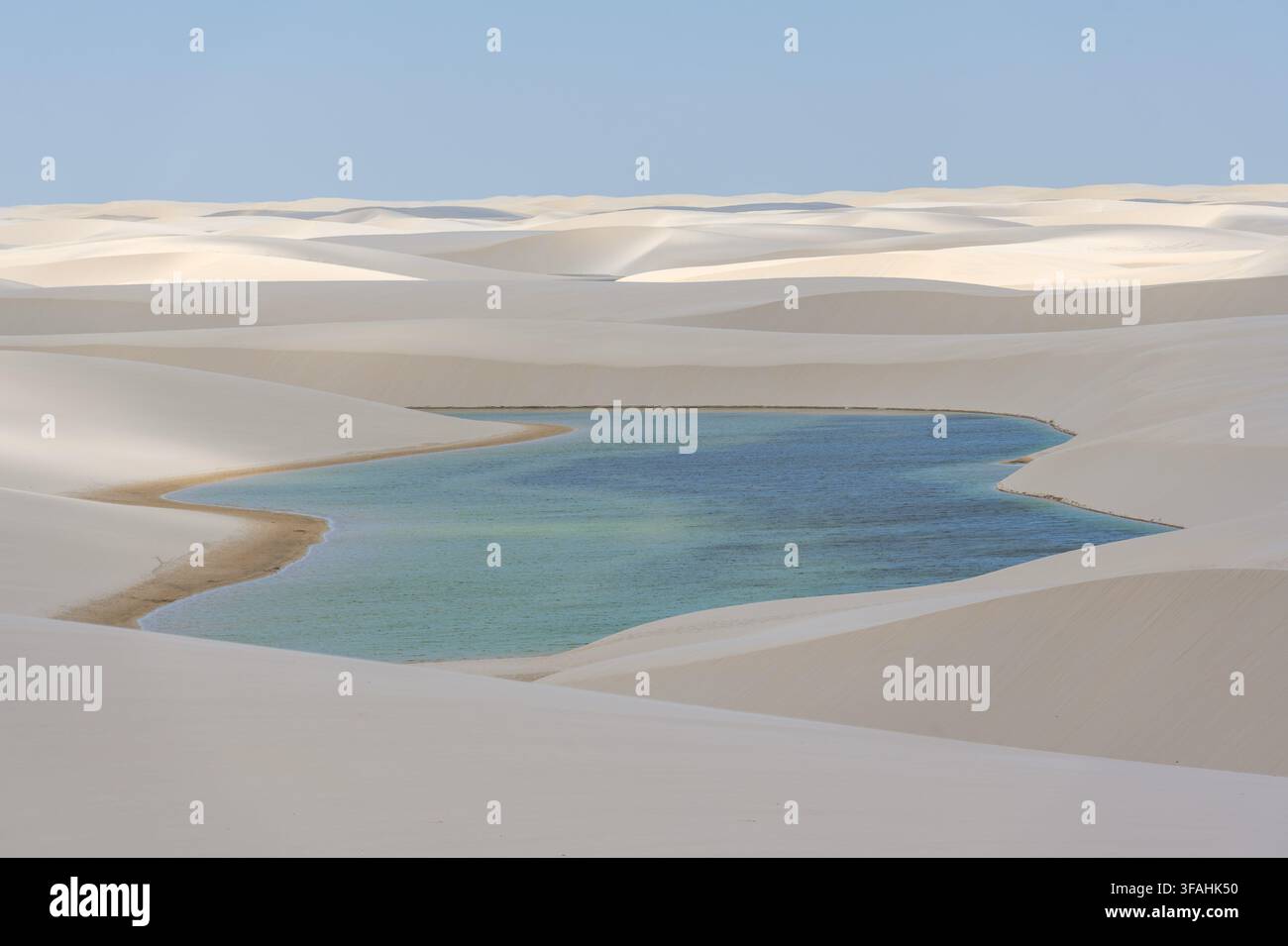 Lagune entre les dunes du circuit Lagoa Bonita dans le parc national de Lençóis Maranhenses Banque D'Images