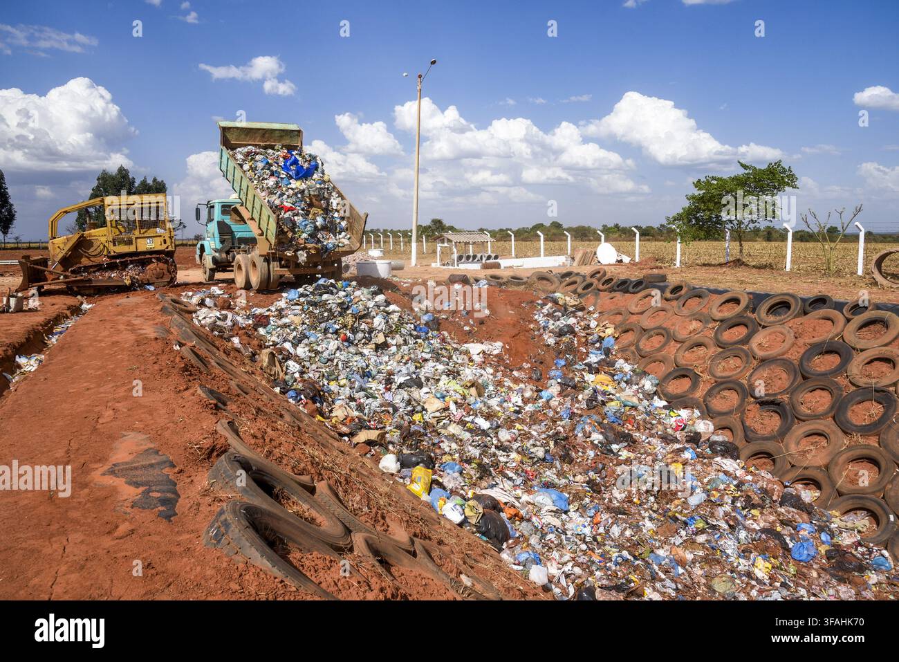 Camion-benne décharge des déchets non recyclables dans le fossé - Décharge sanitaire municipale Banque D'Images