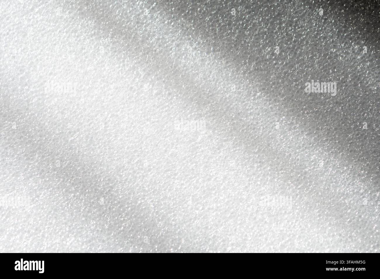 Une vue abstraite en gros plan de mousse blanche avec une texture douce et scintillante. Banque D'Images
