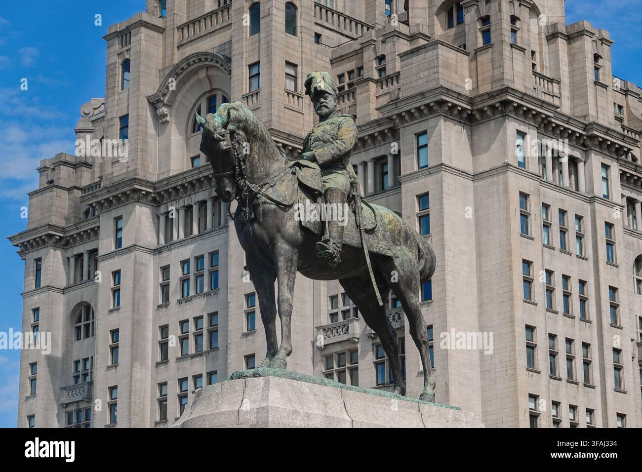 La statue équestre historique en bronze du roi Édouard VII sur un piédestal devant l'emblématique Royal Liver Building au Pier Head à Liverpool, Royaume-Uni. Banque D'Images