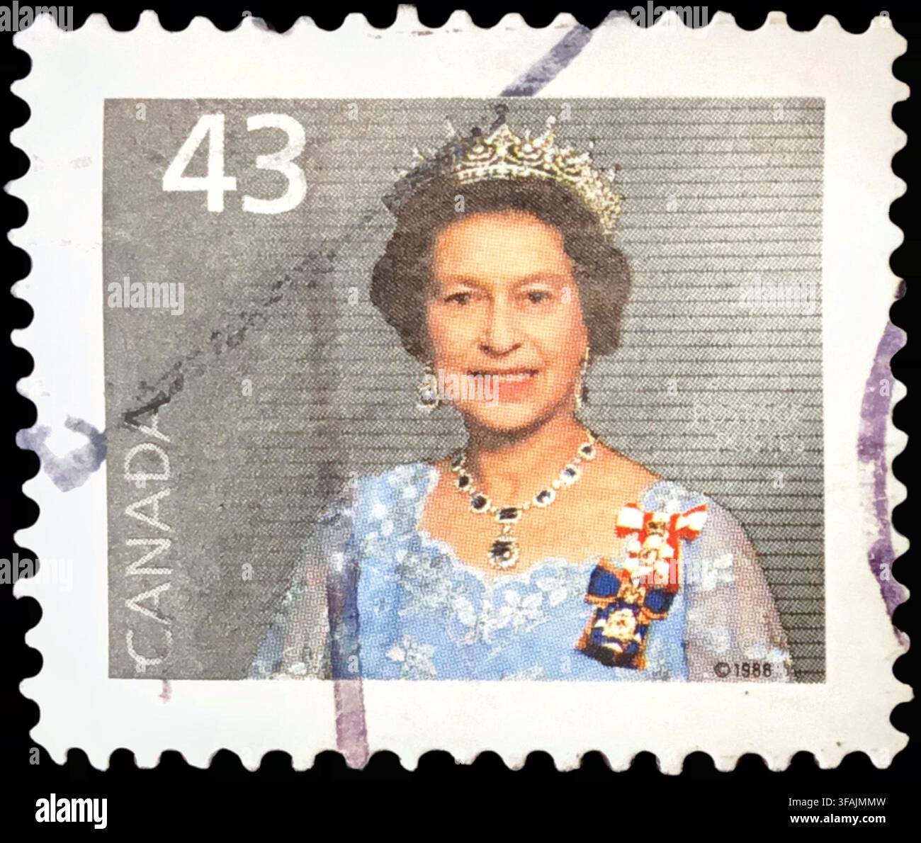 Timbre postal canadien vintage de 1988 représentant la reine Élisabeth II avec une tiare royale et des bijoux formels, d'une valeur de 43 cents Banque D'Images
