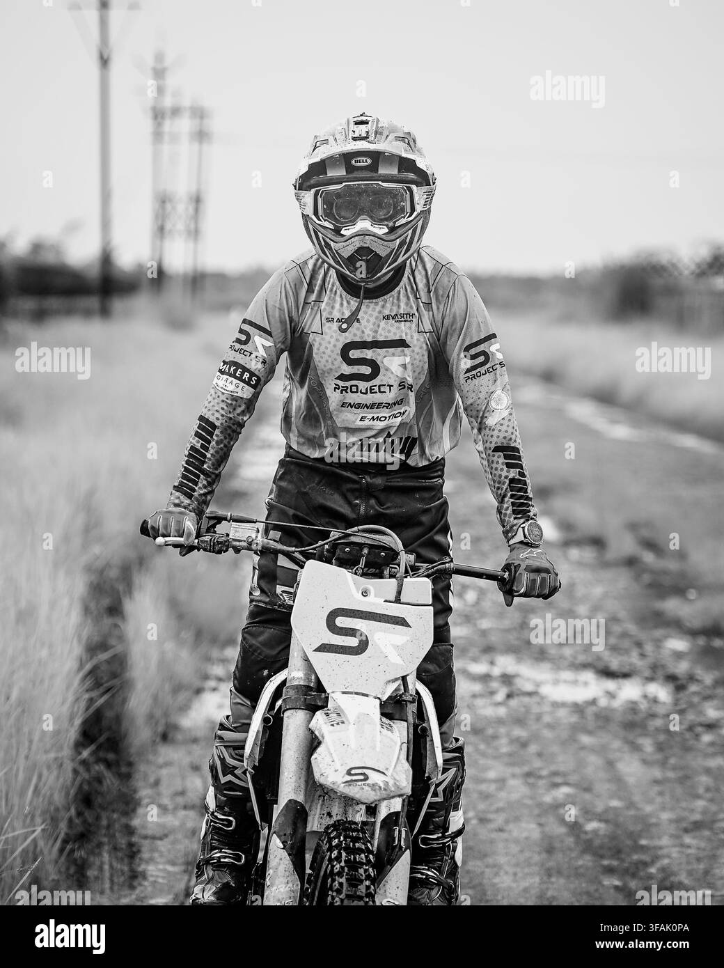Conducteur de moto tout-terrain électrique sur une piste boueuse hors route. Banque D'Images