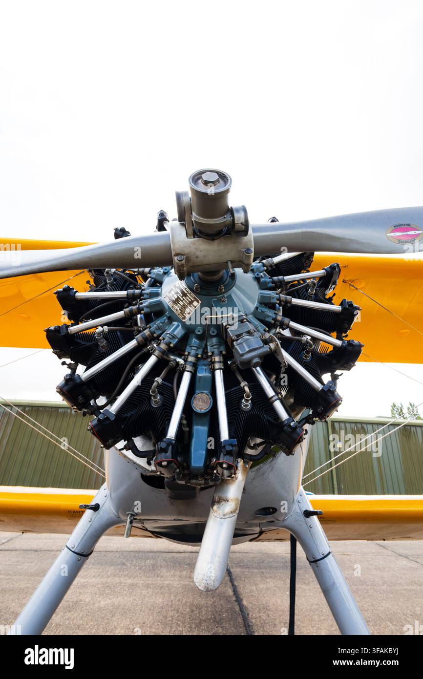 Vue rapprochée avant du moteur radial d'un biplan Boeing-Stearman, montrant les cylindres exposés, les biellettes de commande et le moyeu de l'hélice. Banque D'Images
