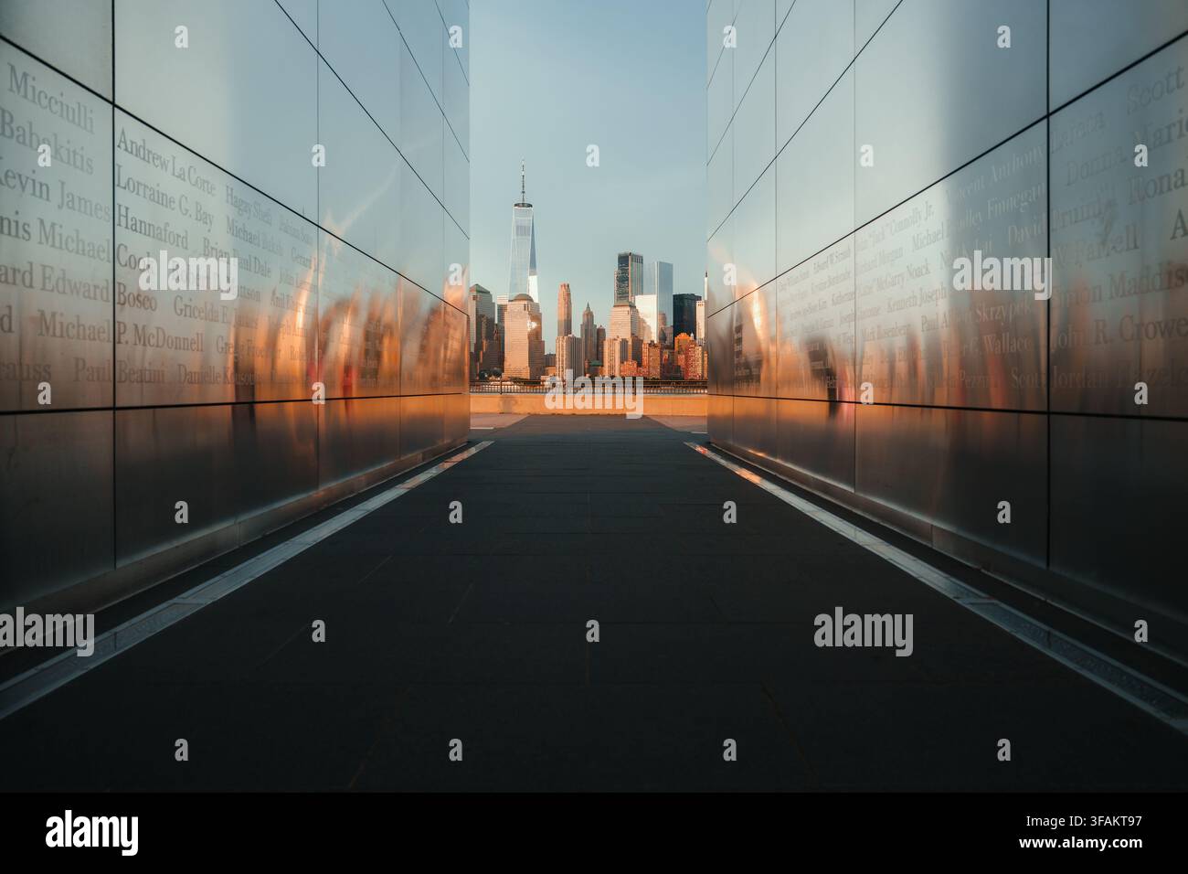 Mémorial Empty Sky avec la skyline de Manhattan en arrière-plan Banque D'Images