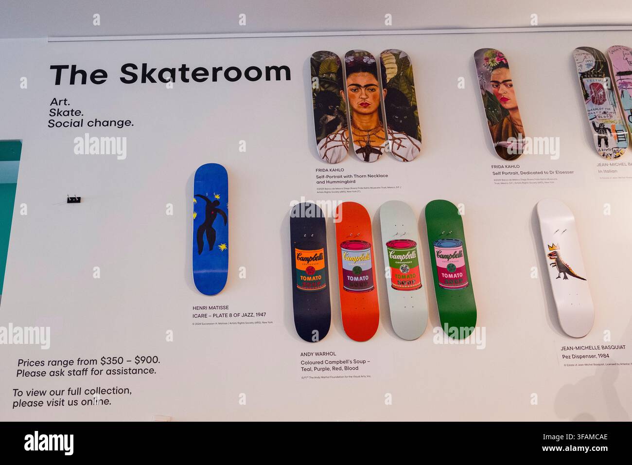 Explorez ‚The Skateroom‘ dans la boutique du Royal Ontario Museum à Toronto, Canada. Cette exposition unique met en valeur des skateboards conçus de manière artistique Banque D'Images