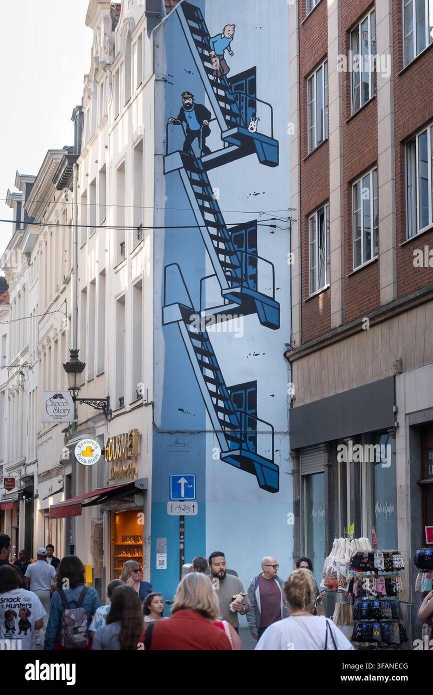 Peinture murale avec Tim, Struppi et Capitaine Haddock dans la Rue de lÕtuve à Bruxelles. La fresque de bande dessinée fait partie de la route de la bande dessinée bruxelloise et montre Banque D'Images