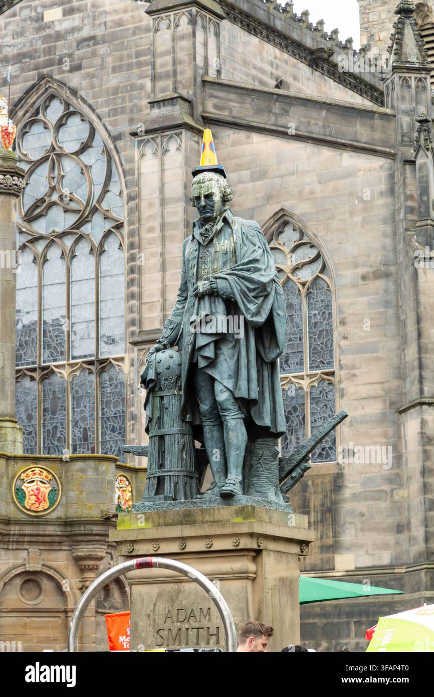 Une statue en bronze de l'économiste et philosophe écossais Adam Smith avec un cône de signalisation se dresse sur la Royal Mile à Édimbourg, devant la cathédrale St Giles. Banque D'Images