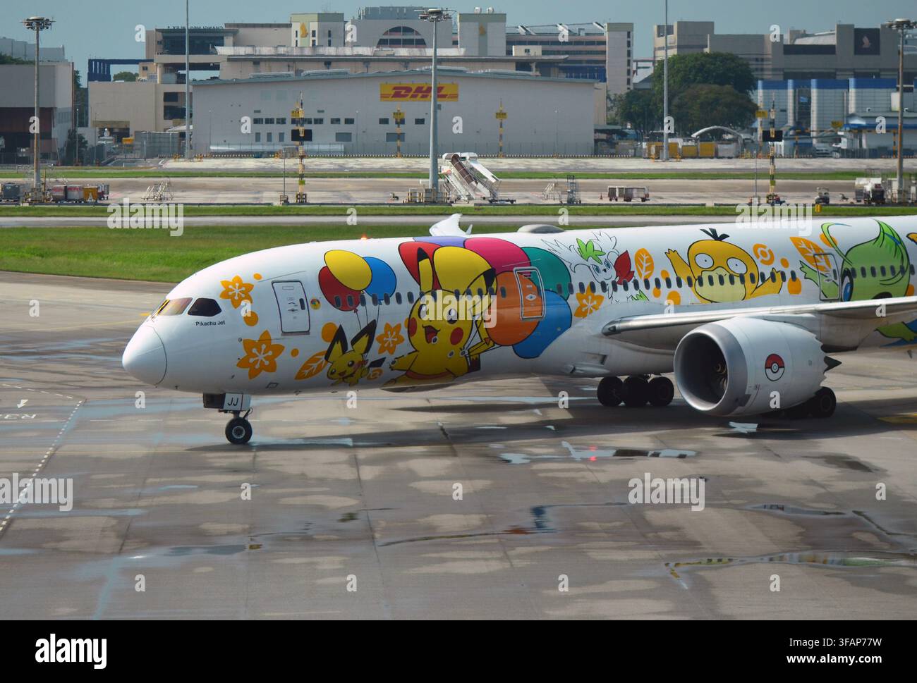 SINGAPOUR – 18 JUIN 2023 : Un avion Scoot Boeing 787 arborant une livrée spéciale Pokémon avec Pikachu et d'autres personnages roule sur le tarmac de l'aéroport de Changi (SIN). Banque D'Images