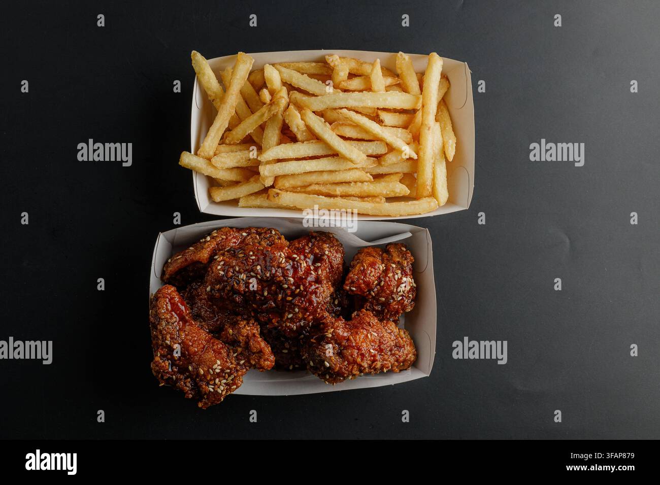 Repas à emporter ailes de poulet épicées et frites Banque D'Images