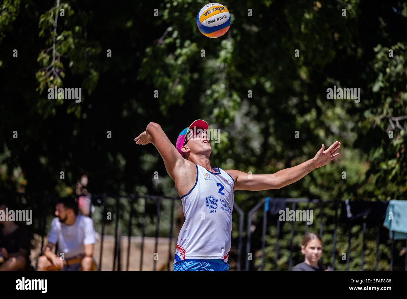 Athlète masculin lançant le ballon de volley pour un service Banque D'Images