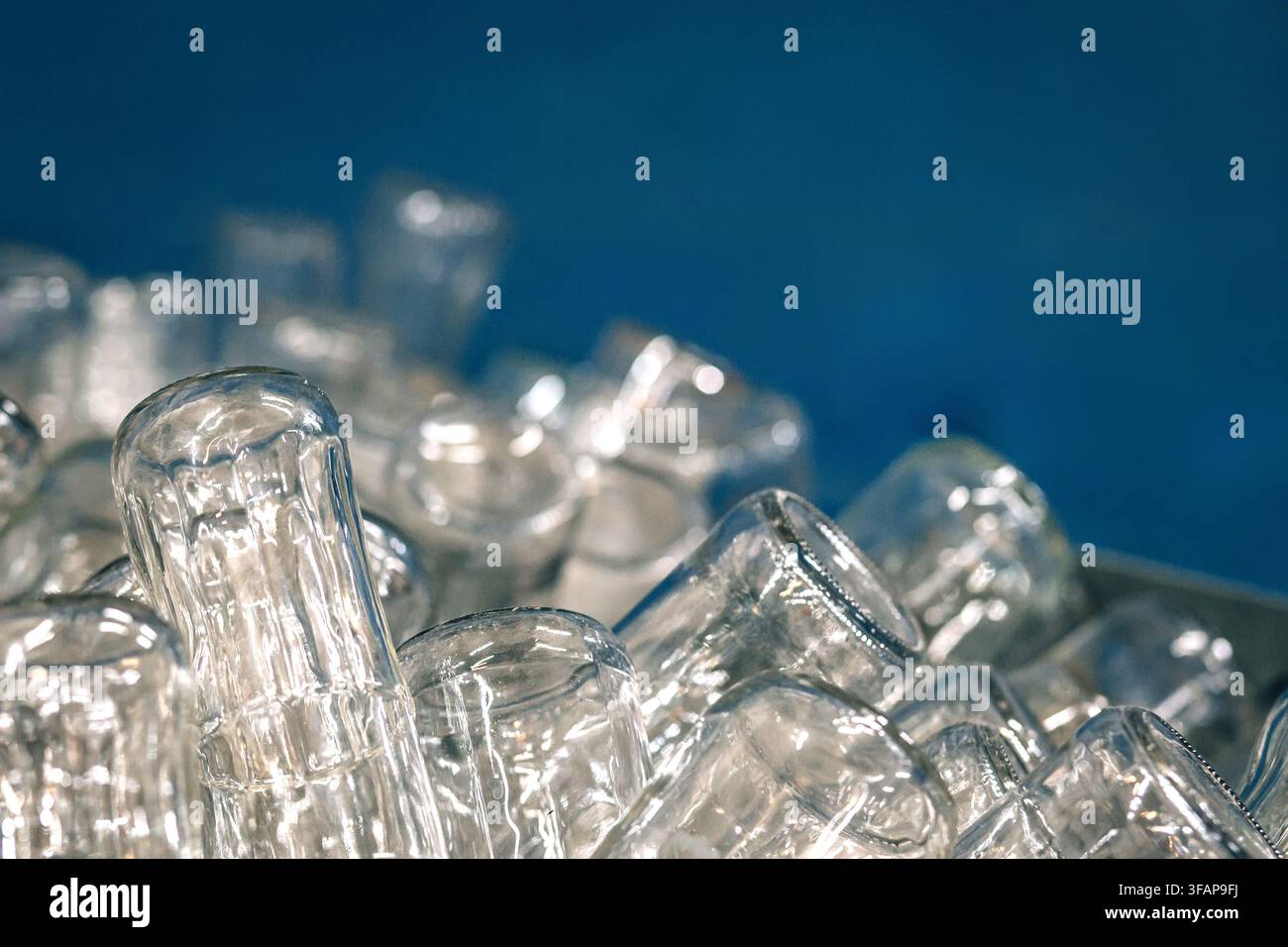 Bouteilles en verre vides empilées pour le recyclage Banque D'Images