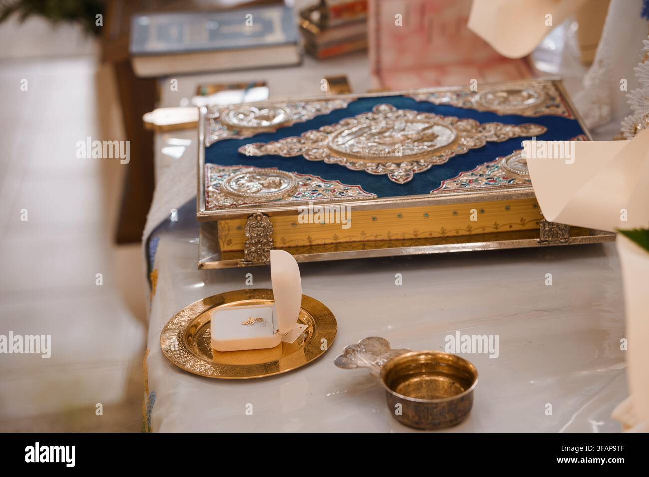 Cadre spirituel élégant comprenant une écriture cérémonielle et des objets liturgiques pour une cérémonie de mariage Banque D'Images