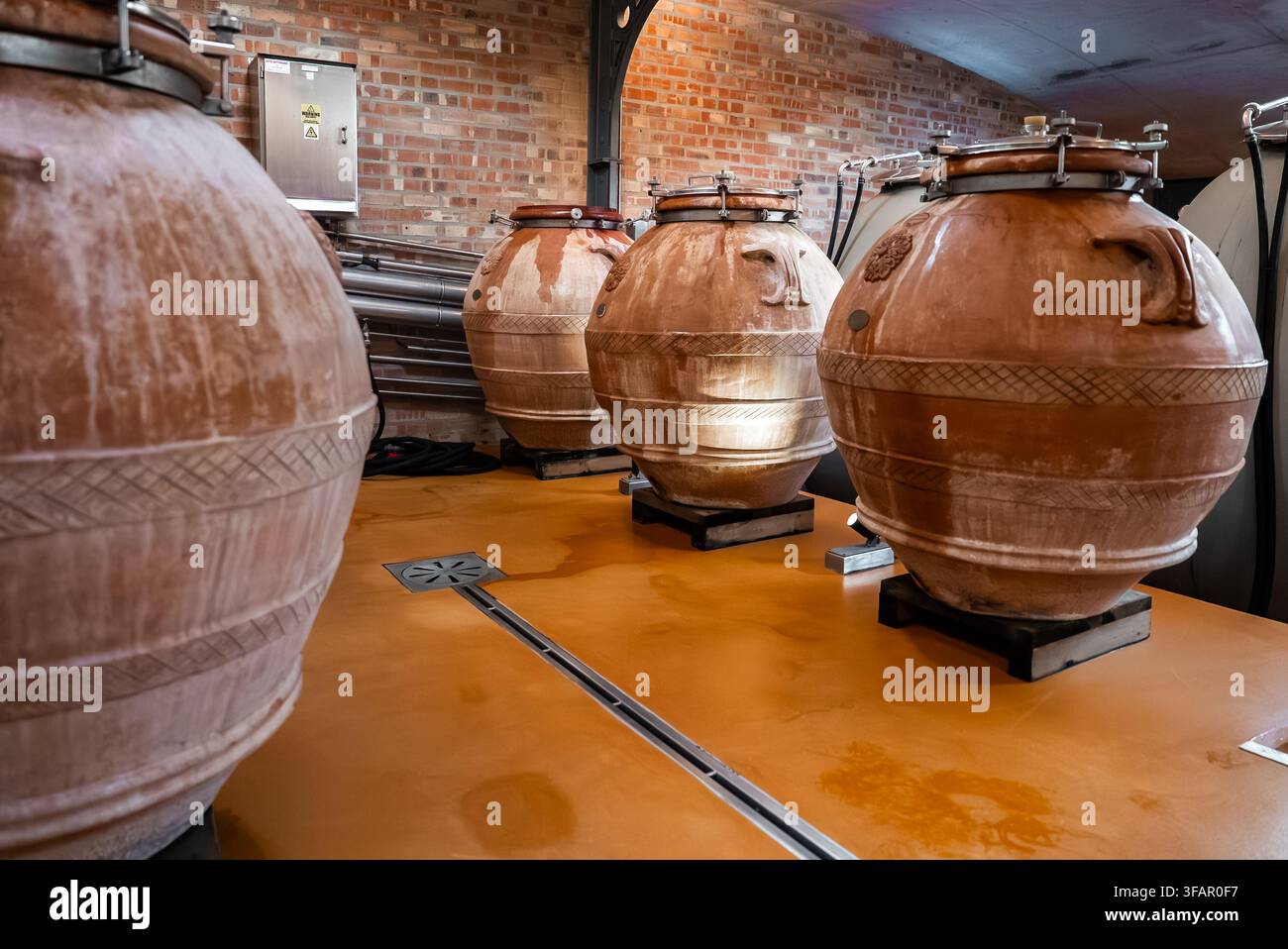 Des récipients en amphores d'argile se dressent dans une cave à vin pour la fermentation du vin Banque D'Images