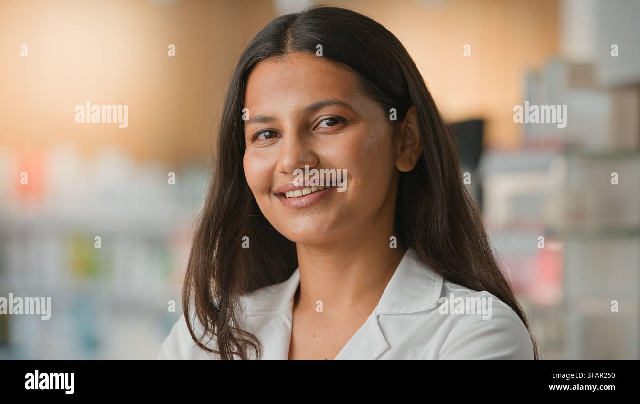 Close-up d'une femme arabe heureuse souriante, femme ethnique hindoue, jeune fille joyeuse souriant à l'objectif dans une pharmacie de clinique, portrait d'un médecin indien, soins de santé Banque D'Images