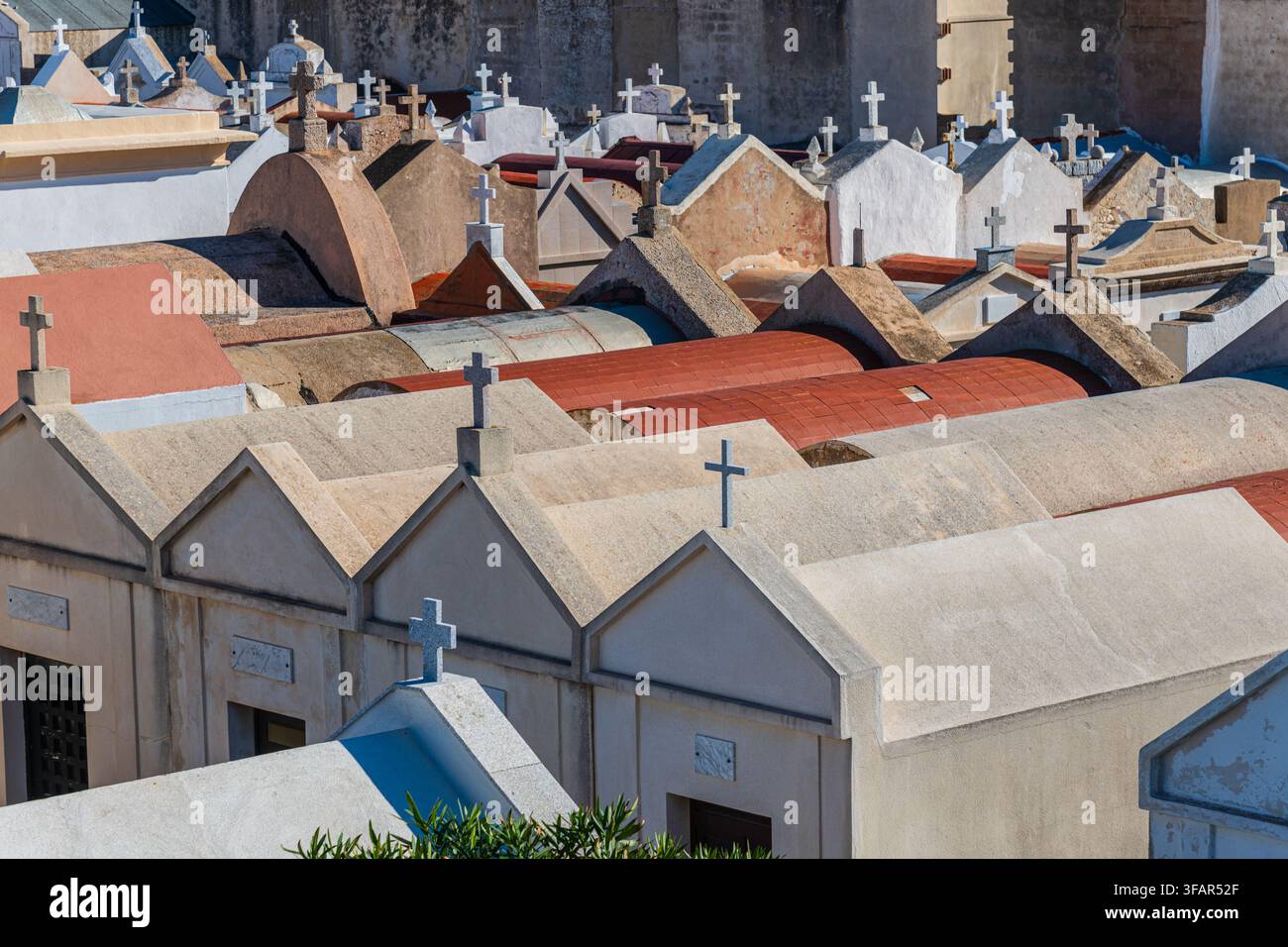 Le cimetière marin (Cimetière Marin ou Cimetière Saint-François) sur une falaise à Bonifacio, à l'extrémité sud de la Corse Banque D'Images