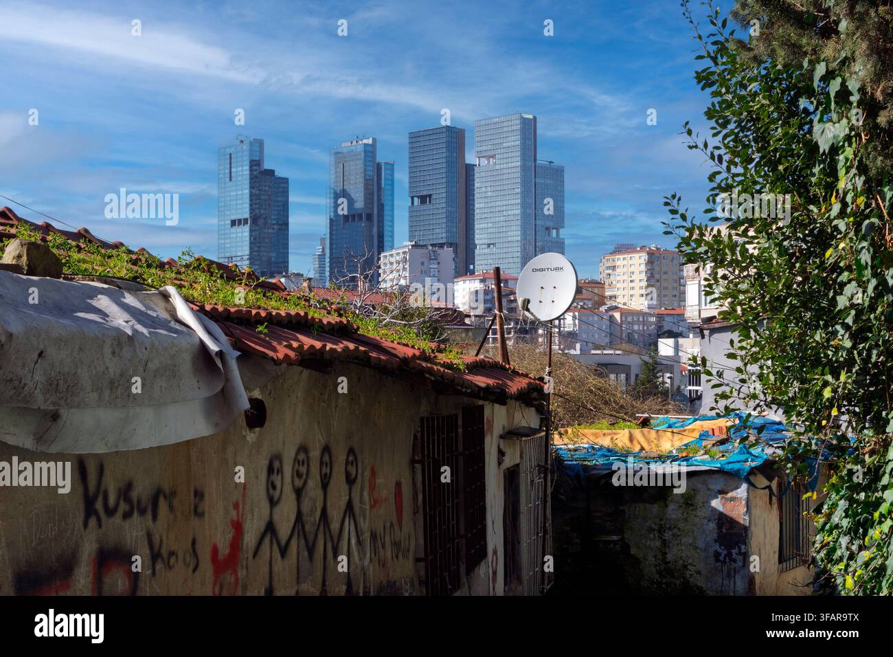 Des gratte-ciel modernes s'élèvent au-dessus des vieux quartiers dans une scène urbaine vibrante d'architecture contrastée à Istanbul, en Turquie Banque D'Images