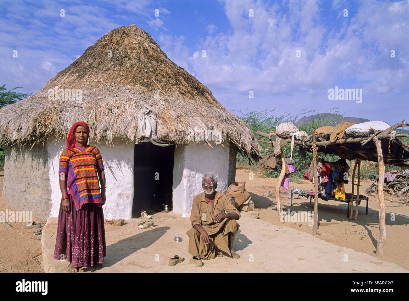 Maison traditionnelle dans la région de Banni avec des villageois locaux pendant la lumière de l'après-midi dans le district de Kutch, Gujarat, Inde Banque D'Images