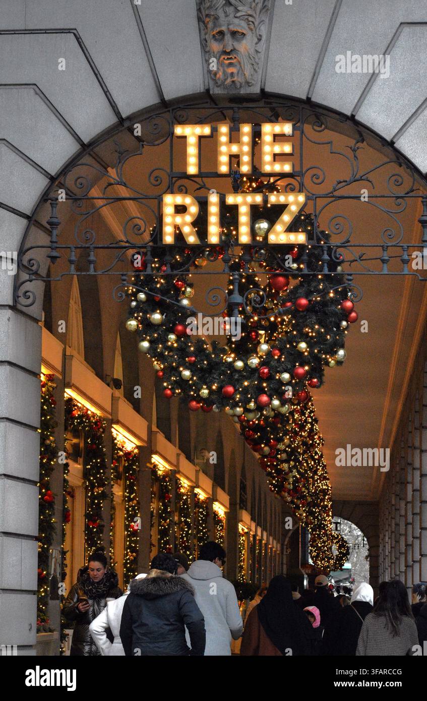 Décorations de Noël dans la colonnade du London Ritz Banque D'Images