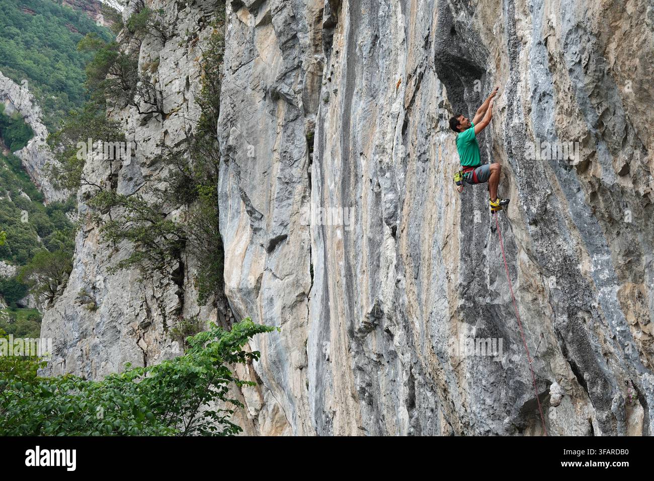 Alpiniste en action, Gorge d'Hermida, Picos de Europa, Espagne Banque D'Images
