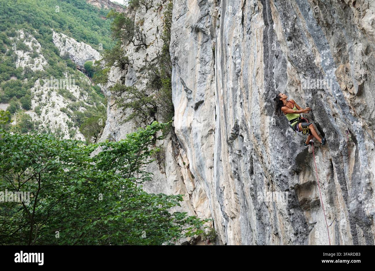 Alpiniste en action, Gorge d'Hermida, Picos de Europa, Espagne Banque D'Images