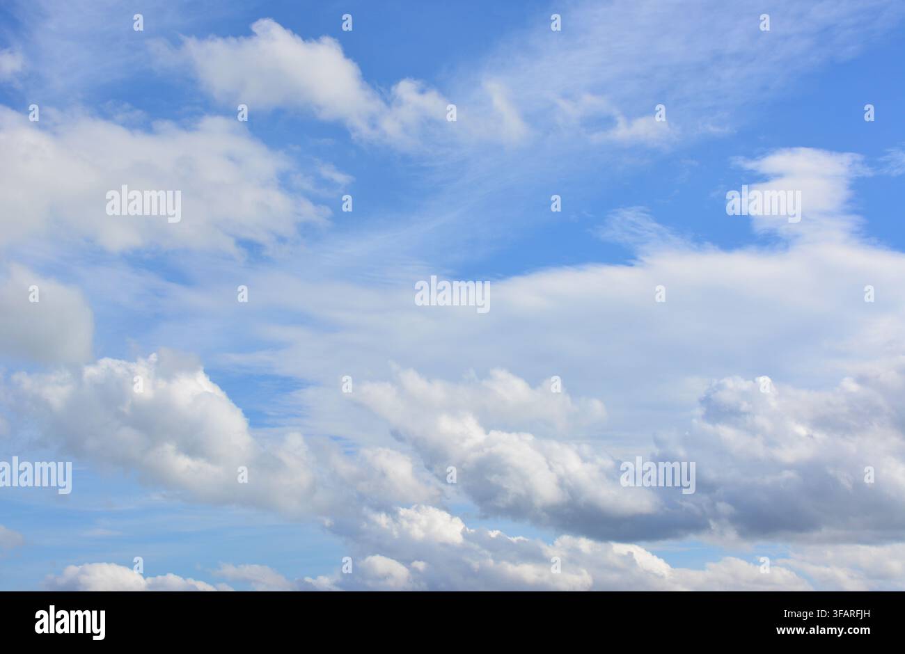 Fond d'écran Ciel bleu vaste avec des nuages blancs duveteux Banque D'Images