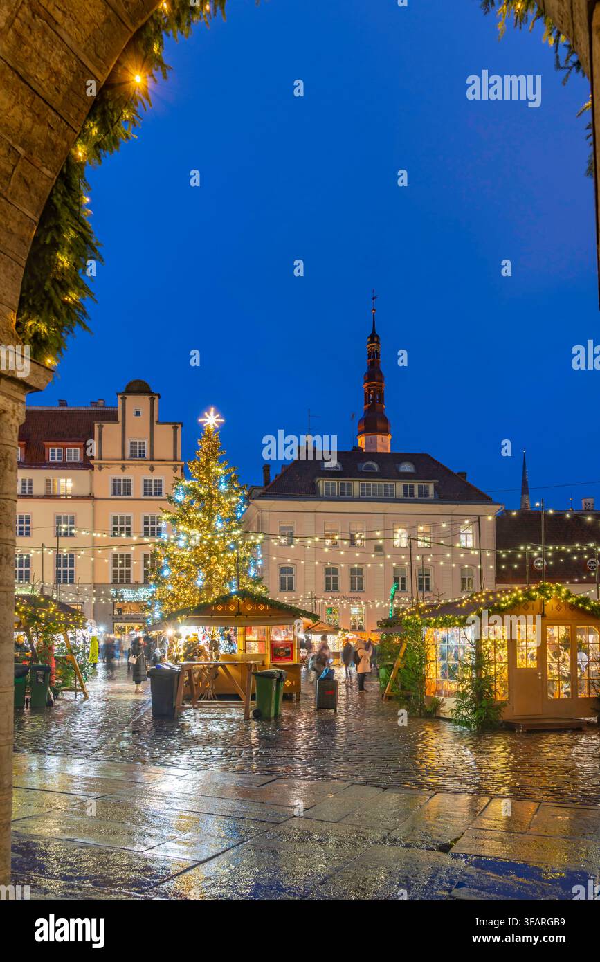 Vue du Marché de Noël sur la place de la vieille ville (Raekoja Plats - Julemarked) au crépuscule, Tallinn, Estonie Banque D'Images