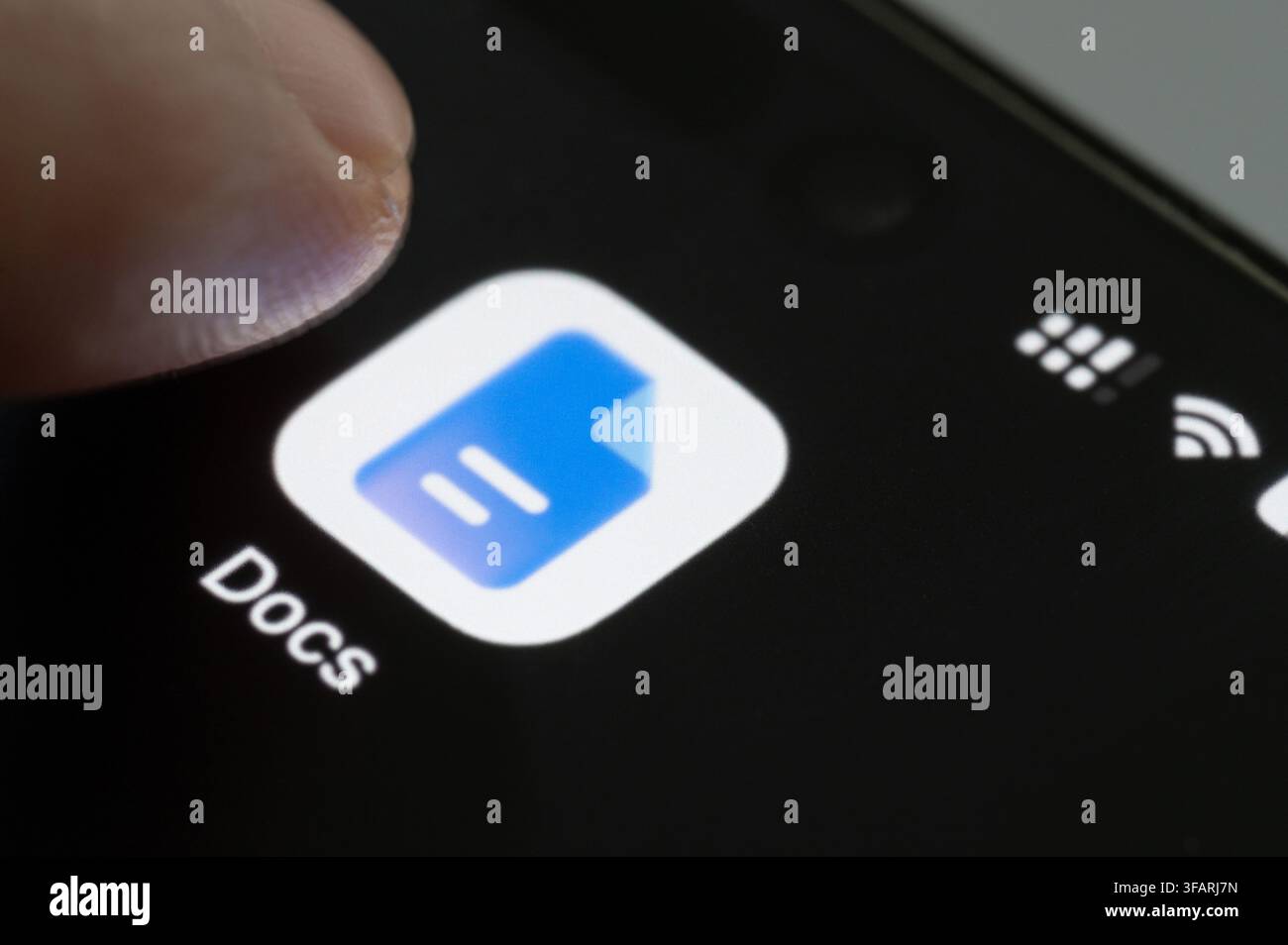 New York, États-Unis - 18 août 2026 : doigt appuyant sur l'icône de l'application Google Docs, vue rapprochée sur l'écran du smartphone Banque D'Images