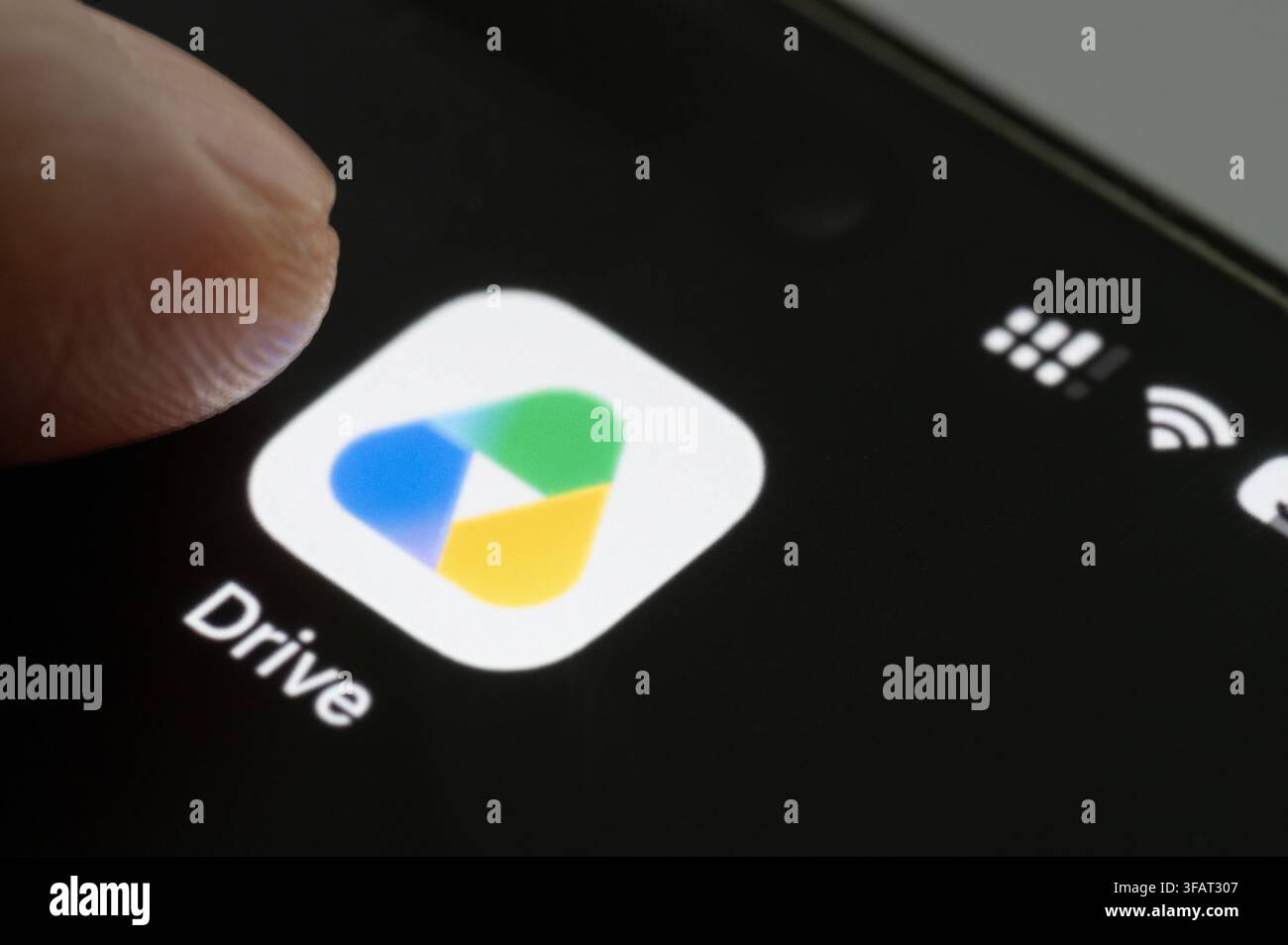 New York, États-Unis - 18 août 2026 : doigt appuyant sur l'icône de l'application Google Drive, vue rapprochée sur l'écran du smartphone Banque D'Images
