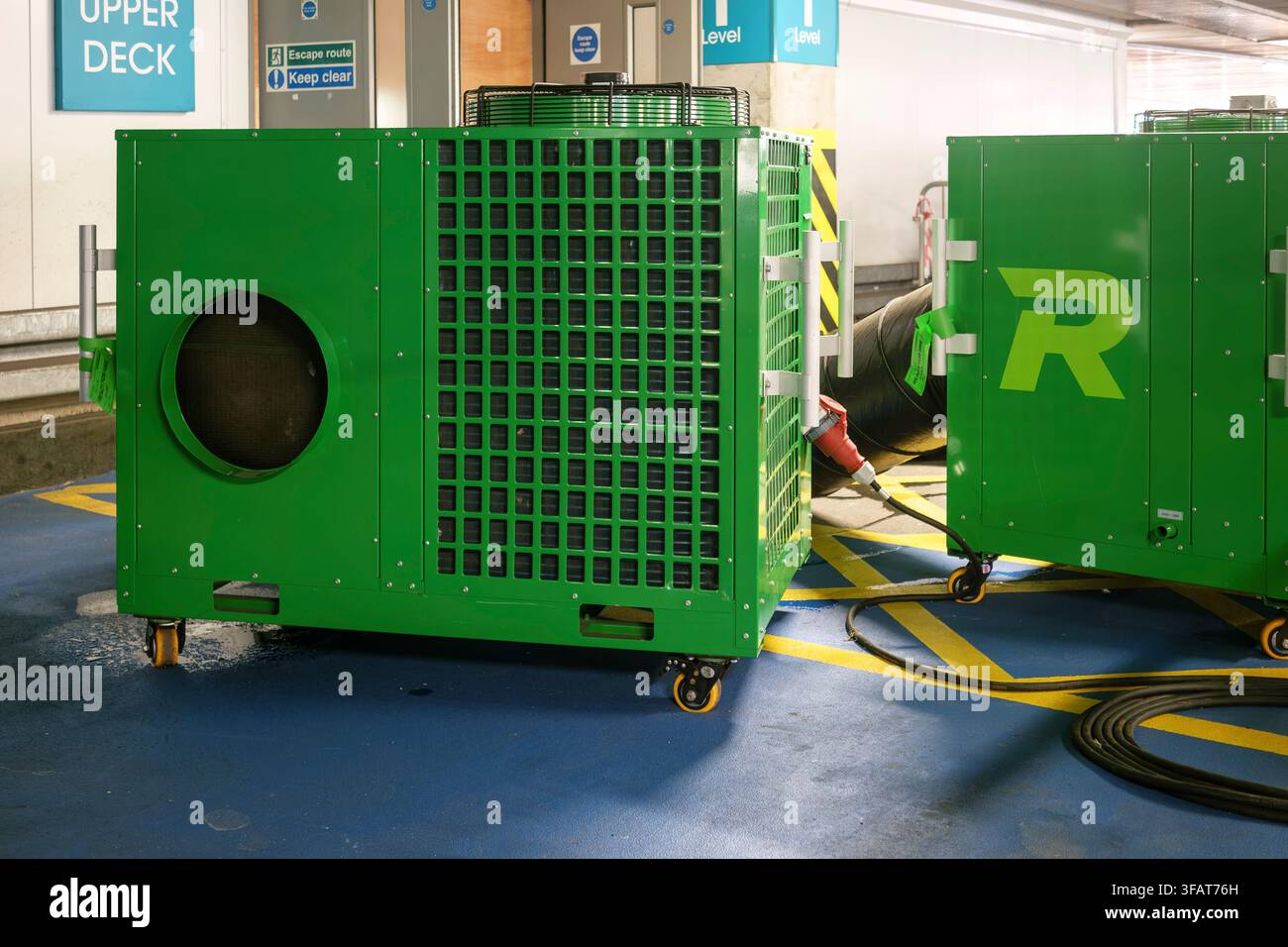 Unités de climatisation portables ou temporaires installées dans un garage à plusieurs étages Banque D'Images