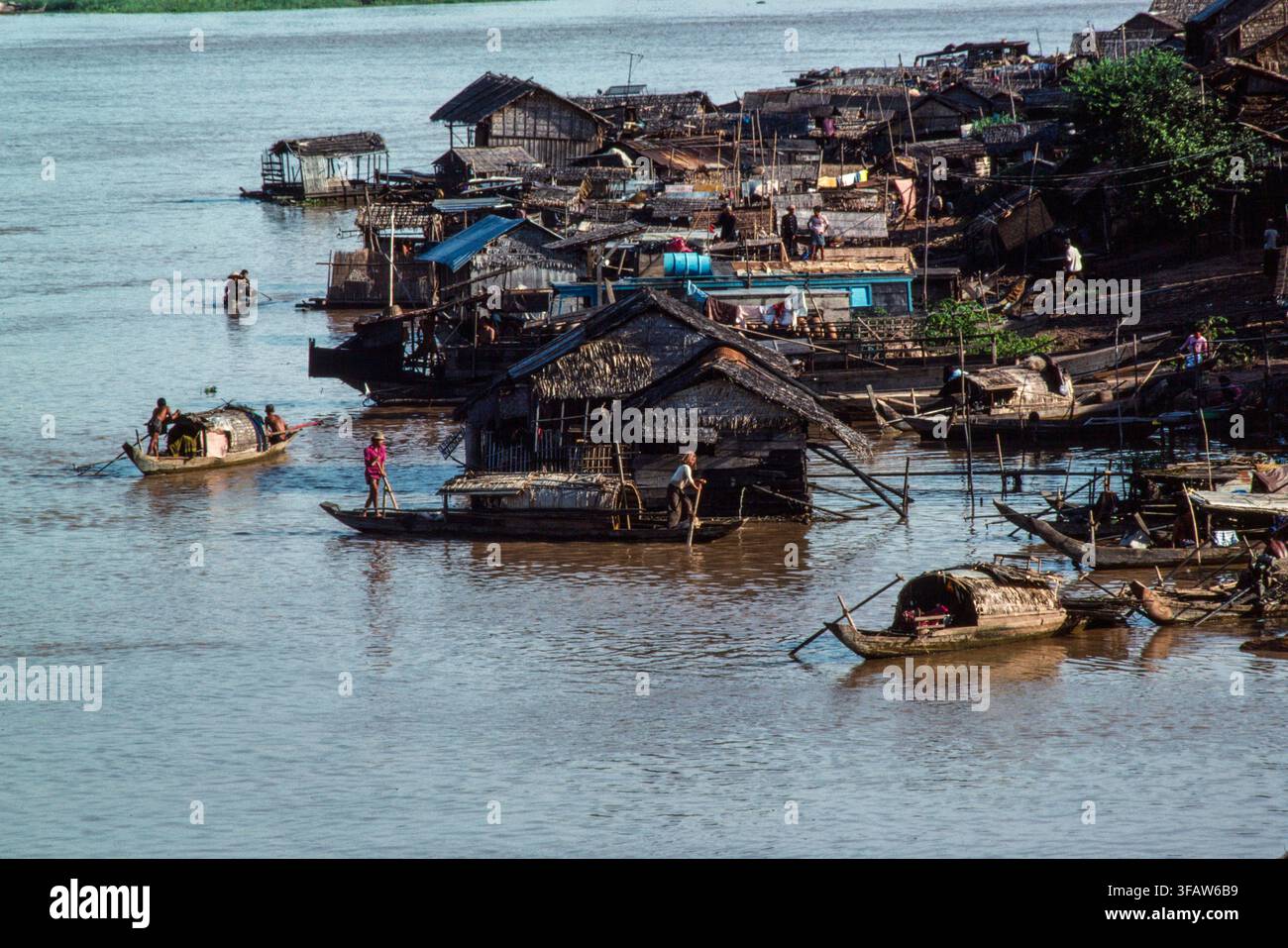 Une communauté de pêcheurs et de maisons sur l'eau sur le Mékong, Phnom Penh, 1987. Banque D'Images