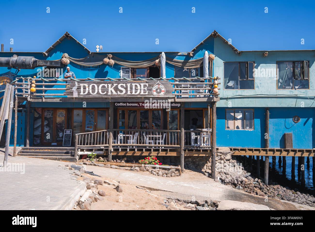 Café et boutique sur pilotis au bord de l'eau en Namibie Banque D'Images